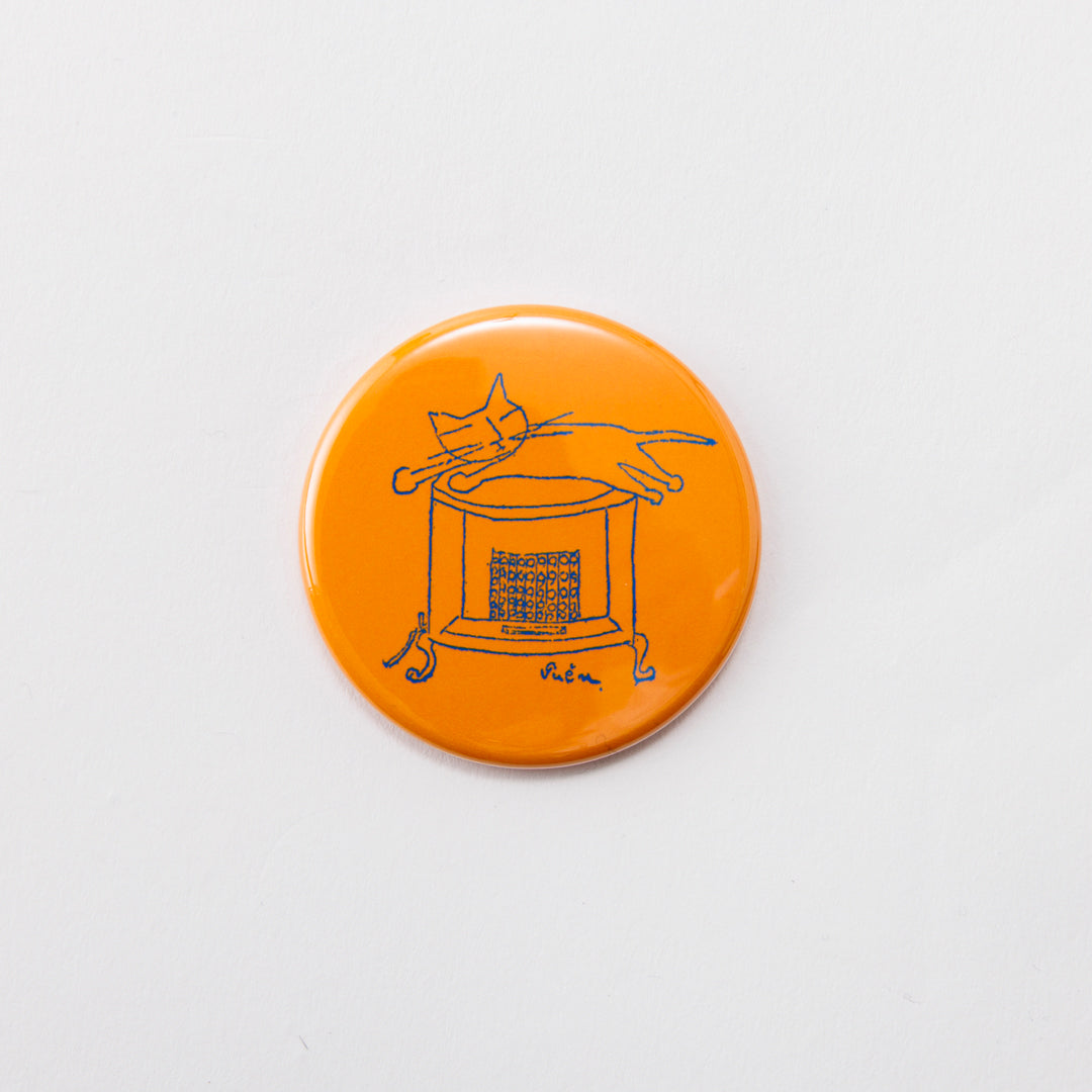 Tin badge large (Lying cat)
